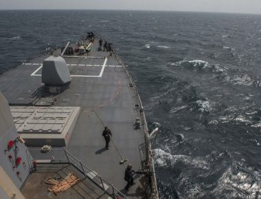 Στο «κόκκινο» οι σχέσεις Ιράν-ΗΠΑ στον Περσικό: Αμερικανικό σκάφος άνοιξε πυρ εναντίον ιρανικού